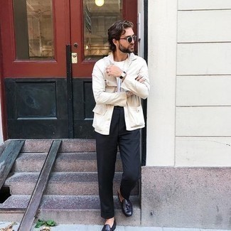 Welche Slipper mit hellbeige Shirtjacke zu tragen – 90 Herren Outfits: Kombinieren Sie eine hellbeige Shirtjacke mit einer schwarzen Chinohose für einen für die Arbeit geeigneten Look. Slipper sind eine einfache Möglichkeit, Ihren Look aufzuwerten.
