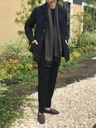 Schwarzen Seideschal kombinieren – 36 Herren Outfits: Eine dunkelblaue Shirtjacke und ein schwarzer Seideschal sind eine kluge Outfit-Formel für Ihre Sammlung. Fühlen Sie sich mutig? Vervollständigen Sie Ihr Outfit mit dunkelbraunen Leder Slippern.
