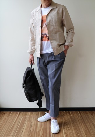 Graues Armband kombinieren – 500+ Frühling Herren Outfits: Eine hellbeige Shirtjacke und ein graues Armband sind eine perfekte Outfit-Formel für Ihre Sammlung. Fühlen Sie sich ideenreich? Vervollständigen Sie Ihr Outfit mit weißen Segeltuch niedrigen Sneakers. Ein super Frühlings-Look.