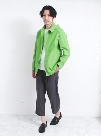 Mintgrüne Shirtjacke kombinieren – 71 Herren Outfits: Kombinieren Sie eine mintgrüne Shirtjacke mit einer dunkelgrauen Chinohose für Ihren Bürojob. Entscheiden Sie sich für schwarzen Leder Slipper, um Ihr Modebewusstsein zu zeigen.