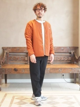 Orange Shirtjacke aus Nylon kombinieren – 5 Herren Outfits: Kombinieren Sie eine orange Shirtjacke aus Nylon mit einer schwarzen Chinohose, wenn Sie einen gepflegten und stylischen Look wollen. Suchen Sie nach leichtem Schuhwerk? Wählen Sie grauen Sportschuhe für den Tag.