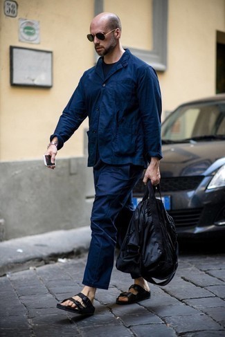 30 Jährige: Blaue Shirtjacke kombinieren – 500+ Herren Outfits: Tragen Sie eine blaue Shirtjacke und eine dunkelblaue Chinohose für einen für die Arbeit geeigneten Look. Fühlen Sie sich ideenreich? Entscheiden Sie sich für schwarzen Ledersandalen.