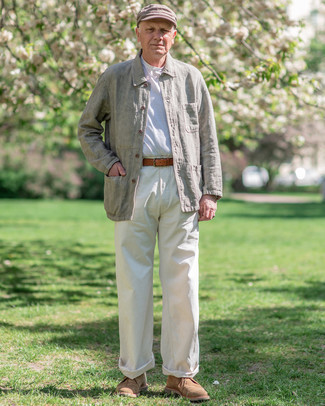 50 Jährige: Olivgrüne Jacke kombinieren – 262 Herren Outfits: Kombinieren Sie eine olivgrüne Jacke mit einer weißen Chinohose, um einen eleganten, aber nicht zu festlichen Look zu kreieren. Dieses Outfit passt hervorragend zusammen mit beige Chukka-Stiefeln aus Wildleder.