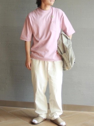 Rosa T-Shirt mit einem Rundhalsausschnitt kombinieren – 245 Herren Outfits: Kombinieren Sie ein rosa T-Shirt mit einem Rundhalsausschnitt mit einer hellbeige Chinohose für ein bequemes Outfit, das außerdem gut zusammen passt. Wenn Sie nicht durch und durch formal auftreten möchten, ergänzen Sie Ihr Outfit mit beige Segeltuchsandalen.