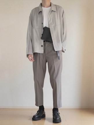 Umhängetasche kombinieren – 500+ Herren Outfits: Eine graue Shirtjacke und eine Umhängetasche sind eine perfekte Outfit-Formel für Ihre Sammlung. Setzen Sie bei den Schuhen auf die klassische Variante mit schwarzen Monks aus Leder.