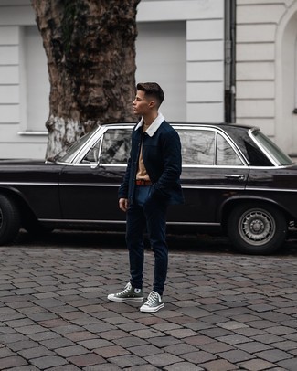 Braunen Ledergürtel kombinieren – 500+ Casual Herren Outfits: Kombinieren Sie eine dunkelblaue Wollshirtjacke mit einem braunen Ledergürtel für einen entspannten Wochenend-Look. Ergänzen Sie Ihr Look mit olivgrünen hohen Sneakers aus Segeltuch.