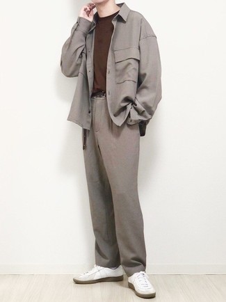 Graue Jacke kombinieren – 1200+ Herren Outfits: Kombinieren Sie eine graue Jacke mit einer grauen Chinohose, wenn Sie einen gepflegten und stylischen Look wollen. Fühlen Sie sich mutig? Wählen Sie weißen Leder niedrige Sneakers.
