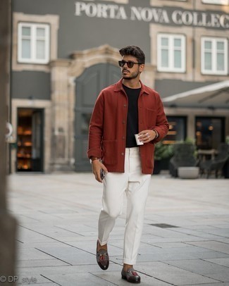 Weiße Chinohose kombinieren – 1200+ Herren Outfits: Vereinigen Sie eine rote Shirtjacke mit einer weißen Chinohose für einen für die Arbeit geeigneten Look. Fühlen Sie sich mutig? Entscheiden Sie sich für grauen Wildleder Slipper mit Quasten.