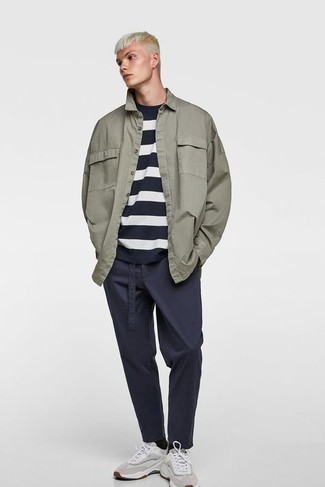 Teenager: warm Wetter Outfits Herren 2024: Kombinieren Sie eine graue Shirtjacke mit einer dunkelblauen Chinohose für einen für die Arbeit geeigneten Look. Graue Sportschuhe verleihen einem klassischen Look eine neue Dimension.