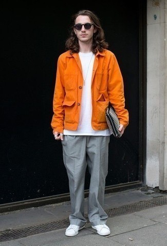 20 Jährige: Weiße Segeltuch niedrige Sneakers kombinieren – 500+ Herren Outfits: Kombinieren Sie eine orange Shirtjacke mit einer grauen Chinohose für einen für die Arbeit geeigneten Look. Fühlen Sie sich mutig? Wählen Sie weißen Segeltuch niedrige Sneakers.