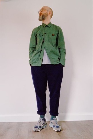 Violette Chinohose kombinieren – 81 Herren Outfits: Tragen Sie eine grüne Shirtjacke und eine violette Chinohose für einen für die Arbeit geeigneten Look. Fühlen Sie sich mutig? Entscheiden Sie sich für graue Sportschuhe.