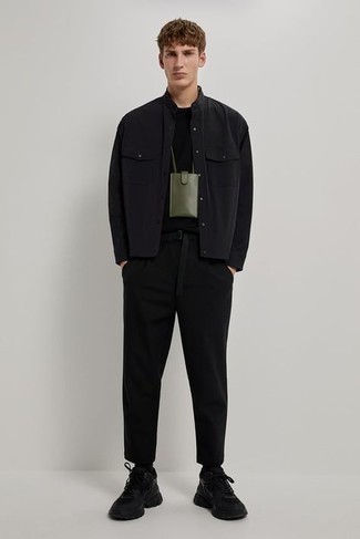 Schwarzen Segeltuchgürtel kombinieren – 215 Herren Outfits: Entscheiden Sie sich für Komfort in einer schwarzen Shirtjacke und einem schwarzen Segeltuchgürtel. Schwarze Sportschuhe fügen sich nahtlos in einer Vielzahl von Outfits ein.