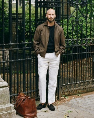 30 Jährige: Shopper Tasche kombinieren – 500+ Herren Outfits: Erwägen Sie das Tragen von einer braunen Shirtjacke und einer Shopper Tasche für einen entspannten Wochenend-Look. Entscheiden Sie sich für schwarzen Wildleder Slipper, um Ihr Modebewusstsein zu zeigen.