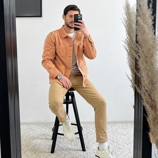 Orange Shirtjacke kombinieren – 99 Herren Outfits: Kombinieren Sie eine orange Shirtjacke mit einer beige Chinohose für Ihren Bürojob. Suchen Sie nach leichtem Schuhwerk? Entscheiden Sie sich für weißen Leder niedrige Sneakers für den Tag.