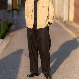 30 Jährige: Dunkelbraune Chinohose kombinieren – 500+ Smart-Casual Herren Outfits: Kombinieren Sie eine beige Shirtjacke mit einer dunkelbraunen Chinohose, wenn Sie einen gepflegten und stylischen Look wollen. Fühlen Sie sich ideenreich? Entscheiden Sie sich für schwarzen Leder Slipper.