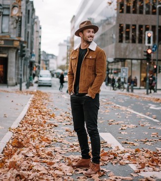 30 Jährige: Braunen Hut kombinieren – 114 Herbst Herren Outfits: Erwägen Sie das Tragen von einer rotbraunen Shirtjacke und einem braunen Hut für einen entspannten Wochenend-Look. Putzen Sie Ihr Outfit mit einer braunen Lederfreizeitstiefeln. Ein schöner Herbst-Look.