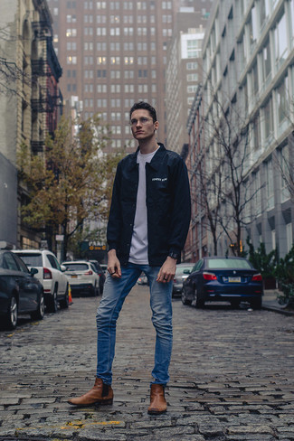 Enge Jeans kombinieren – 500+ Herren Outfits: Kombinieren Sie eine dunkelblaue Shirtjacke mit engen Jeans für einen bequemen Alltags-Look. Fühlen Sie sich ideenreich? Entscheiden Sie sich für braunen Chelsea Boots aus Leder.