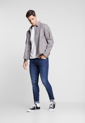 Enge Jeans kombinieren – 500+ Herren Outfits: Kombinieren Sie eine graue Shirtjacke mit Schottenmuster mit engen Jeans für einen bequemen Alltags-Look. Schwarze und weiße Segeltuch niedrige Sneakers sind eine großartige Wahl, um dieses Outfit zu vervollständigen.
