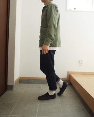 30 Jährige: Dunkelgrüne Shirtjacke kombinieren – 127 Casual Frühling Herren Outfits: Kombinieren Sie eine dunkelgrüne Shirtjacke mit schwarzen Jeans für ein Alltagsoutfit, das Charakter und Persönlichkeit ausstrahlt. Schwarze Slip-On Sneakers aus Segeltuch sind eine ideale Wahl, um dieses Outfit zu vervollständigen. So einfach kann ein cooler Übergangs-Look sein.