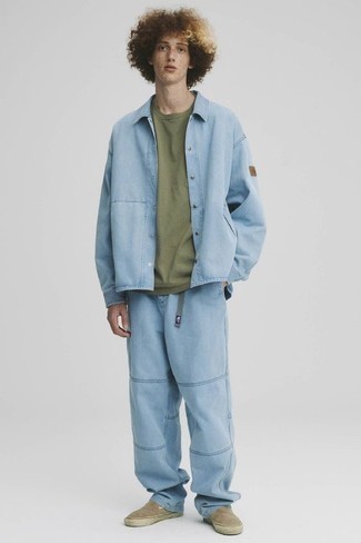 Teenager: Outfits Herren 2024: Kombinieren Sie eine hellblaue Shirtjacke aus Jeans mit hellblauen Jeans für ein sonntägliches Mittagessen mit Freunden. Komplettieren Sie Ihr Outfit mit beige Slip-On Sneakers aus Wildleder.