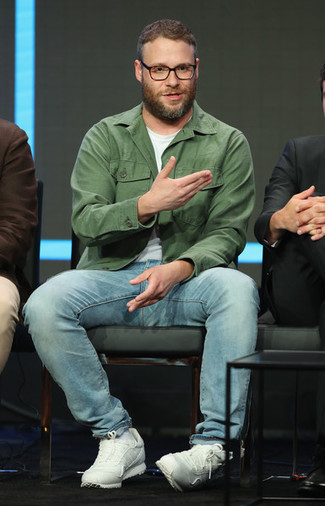 Seth Rogen trägt olivgrüne Shirtjacke, weißes T-Shirt mit einem Rundhalsausschnitt, hellblaue Jeans, weiße Sportschuhe