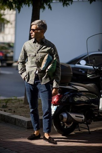 40 Jährige: Olivgrüne Camouflage Shirtjacke kombinieren – 3 Smart-Casual Herren Outfits: Vereinigen Sie eine olivgrüne Camouflage Shirtjacke mit dunkelblauen Jeans, um mühelos alles zu meistern, was auch immer der Tag bringen mag. Fügen Sie schwarzen Samt Slipper mit Quasten für ein unmittelbares Style-Upgrade zu Ihrem Look hinzu.