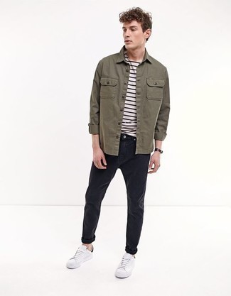 Olivgrüne Shirtjacke kombinieren – 1049+ Herren Outfits: Kombinieren Sie eine olivgrüne Shirtjacke mit schwarzen Jeans, um einen lockeren, aber dennoch stylischen Look zu erhalten. Wenn Sie nicht durch und durch formal auftreten möchten, entscheiden Sie sich für weißen Leder niedrige Sneakers.
