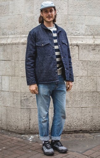 30 Jährige: Hellblaue Jeans kombinieren – 500+ Herren Outfits warm Wetter: Kombinieren Sie eine dunkelblaue Shirtjacke mit hellblauen Jeans für ein Alltagsoutfit, das Charakter und Persönlichkeit ausstrahlt. Fühlen Sie sich ideenreich? Wählen Sie hellblauen Sportschuhe.