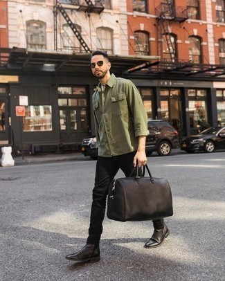Dunkelbraune Leder Reisetasche kombinieren – 265 Herren Outfits: Für ein bequemes Couch-Outfit, kombinieren Sie eine olivgrüne Shirtjacke mit einer dunkelbraunen Leder Reisetasche. Entscheiden Sie sich für dunkelbraunen Chelsea Boots aus Leder, um Ihr Modebewusstsein zu zeigen.