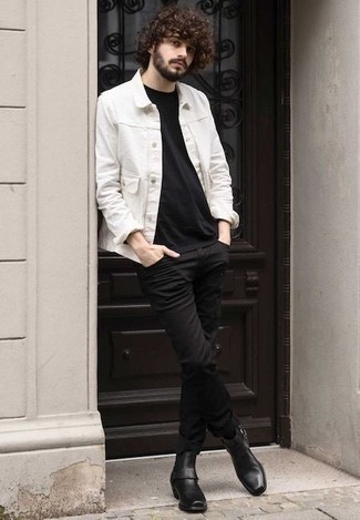 weiße Shirtjacke, schwarzes T-Shirt mit einem Rundhalsausschnitt, schwarze Jeans, schwarze Chelsea Boots aus Leder für Herren