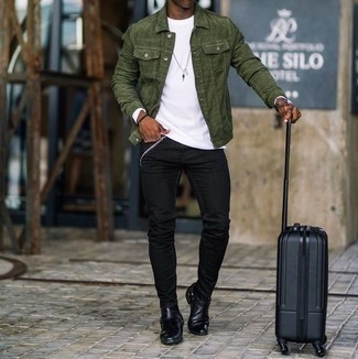Schwarzen Koffer kombinieren – 34 Smart-Casual Herren Outfits: Für ein bequemes Couch-Outfit, kombinieren Sie eine olivgrüne Shirtjacke aus Cord mit einem schwarzen Koffer. Fühlen Sie sich mutig? Entscheiden Sie sich für schwarzen Chelsea Boots aus Leder.