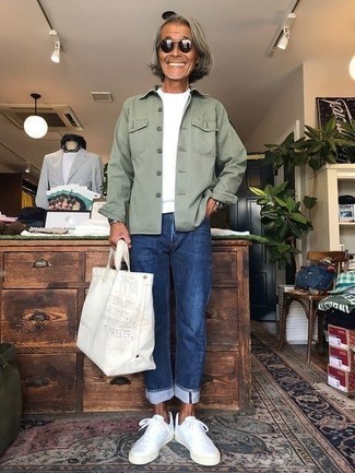 Mintgrüne Shirtjacke kombinieren – 71 Herren Outfits: Entscheiden Sie sich für eine mintgrüne Shirtjacke und blauen Jeans für ein sonntägliches Mittagessen mit Freunden. Fühlen Sie sich mutig? Entscheiden Sie sich für weißen Segeltuch niedrige Sneakers.