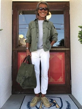 50 Jährige: Weiße Jeans kombinieren – 124 Herren Outfits: Die Paarung aus einer olivgrünen Shirtjacke und weißen Jeans ist eine komfortable Wahl, um Besorgungen in der Stadt zu erledigen. Hellbeige Chukka-Stiefel aus Wildleder sind eine großartige Wahl, um dieses Outfit zu vervollständigen.