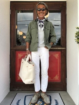 50 Jährige: Graue Chukka-Stiefel kombinieren – 26 Herren Outfits: Kombinieren Sie eine dunkelgrüne Shirtjacke mit weißen Jeans für einen bequemen Alltags-Look. Graue Chukka-Stiefel fügen sich nahtlos in einer Vielzahl von Outfits ein.