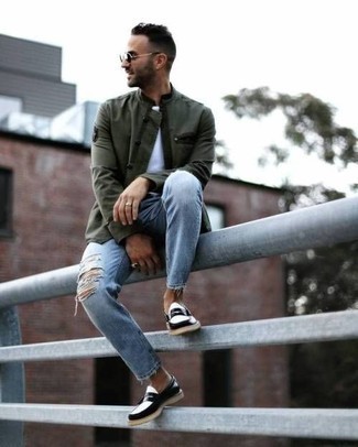Schwarze Business Schuhe kombinieren – 317 Casual Herren Outfits: Entscheiden Sie sich für eine olivgrüne Shirtjacke und hellblauen Jeans mit Destroyed-Effekten für ein bequemes Outfit, das außerdem gut zusammen passt. Fühlen Sie sich ideenreich? Entscheiden Sie sich für schwarzen Business Schuhe.