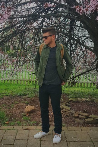 20 Jährige: Hellbeige Taschen kombinieren – 98 Casual Herren Outfits warm Wetter: Kombinieren Sie eine dunkelgrüne Shirtjacke mit hellbeige Taschen für einen entspannten Wochenend-Look. Fühlen Sie sich mutig? Wählen Sie weißen Segeltuch niedrige Sneakers.