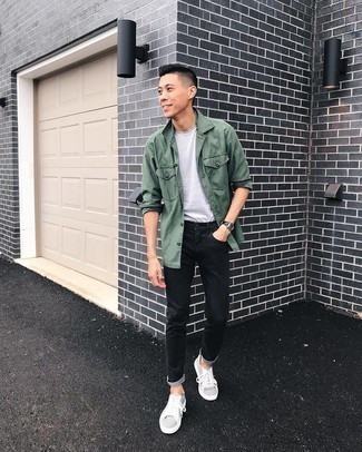 Wie olivgrüne Shirtjacke mit schwarzer Jeans zu kombinieren – 63 Herren Outfits: Entscheiden Sie sich für eine olivgrüne Shirtjacke und schwarzen Jeans für ein Alltagsoutfit, das Charakter und Persönlichkeit ausstrahlt. Suchen Sie nach leichtem Schuhwerk? Komplettieren Sie Ihr Outfit mit grauen Segeltuch niedrigen Sneakers für den Tag.