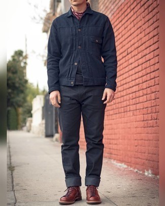 Dunkelroten Bandana kombinieren – 152 Herren Outfits: Eine dunkelblaue Shirtjacke und ein dunkelroter Bandana sind eine perfekte Wochenend-Kombination. Ergänzen Sie Ihr Outfit mit einer braunen Lederfreizeitstiefeln, um Ihr Modebewusstsein zu zeigen.
