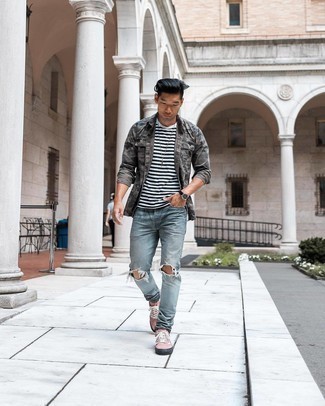 Fuchsia niedrige Sneakers kombinieren – 100 Herren Outfits: Eine dunkelgraue Camouflage Shirtjacke und hellblaue Jeans mit Destroyed-Effekten sind eine großartige Outfit-Formel für Ihre Sammlung. Wählen Sie fuchsia niedrige Sneakers, um Ihr Modebewusstsein zu zeigen.