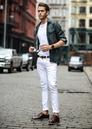 30 Jährige: Wie weißes T-Shirt mit einem Rundhalsausschnitt mit weißer Jeans zu kombinieren – 27 Smart-Casual Herren Outfits: Paaren Sie ein weißes T-Shirt mit einem Rundhalsausschnitt mit weißen Jeans für ein Alltagsoutfit, das Charakter und Persönlichkeit ausstrahlt. Dunkelbraune Leder Derby Schuhe bringen Eleganz zu einem ansonsten schlichten Look.