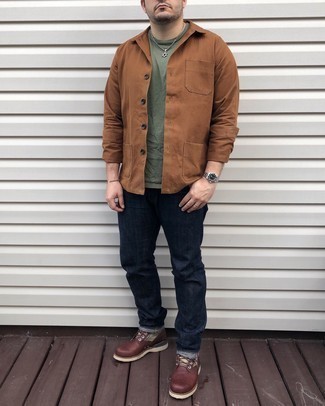 Dunkelbraune Lederfreizeitstiefel kombinieren – 500+ Herren Outfits: Kombinieren Sie eine rotbraune Shirtjacke mit dunkelblauen Jeans für einen bequemen Alltags-Look. Vervollständigen Sie Ihr Look mit einer dunkelbraunen Lederfreizeitstiefeln.