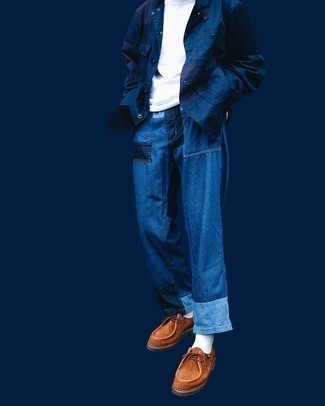 Wie dunkelbraune Chukka-Stiefel aus Wildleder mit dunkelblauer Shirtjacke zu kombinieren – 7 Casual Herren Outfits: Kombinieren Sie eine dunkelblaue Shirtjacke mit blauen Jeans für einen bequemen Alltags-Look. Dunkelbraune Chukka-Stiefel aus Wildleder sind eine perfekte Wahl, um dieses Outfit zu vervollständigen.