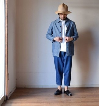 Beige Strohhut kombinieren – 361 Herren Outfits: Für ein bequemes Couch-Outfit, tragen Sie eine blaue Shirtjacke aus Jeans und einen beige Strohhut. Fühlen Sie sich mutig? Vervollständigen Sie Ihr Outfit mit schwarzen Leder Slippern.