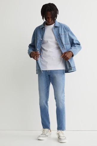 Hellblaue Shirtjacke aus Jeans kombinieren – 15 Herren Outfits: Tragen Sie eine hellblaue Shirtjacke aus Jeans und hellblauen Jeans, um einen lockeren, aber dennoch stylischen Look zu erhalten. Fühlen Sie sich mutig? Ergänzen Sie Ihr Outfit mit weißen Leder niedrigen Sneakers.