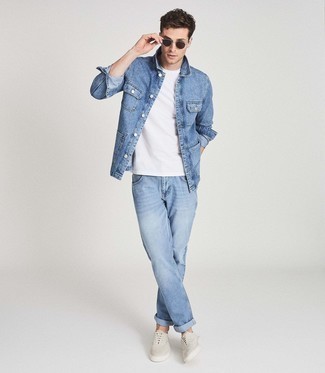 Dunkelblaue Shirtjacke kombinieren – 500+ Frühling Herren Outfits: Vereinigen Sie eine dunkelblaue Shirtjacke mit hellblauen Jeans für ein bequemes Outfit, das außerdem gut zusammen passt. Wenn Sie nicht durch und durch formal auftreten möchten, vervollständigen Sie Ihr Outfit mit grauen Segeltuch niedrigen Sneakers. Schon mal so einen schönen Übergangs-Outfit gesehen?