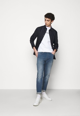 Schwarze und weiße Shirtjacke kombinieren – 509+ Herren Outfits: Vereinigen Sie eine schwarze und weiße Shirtjacke mit blauen Jeans für ein sonntägliches Mittagessen mit Freunden. Weiße Leder niedrige Sneakers verleihen einem klassischen Look eine neue Dimension.