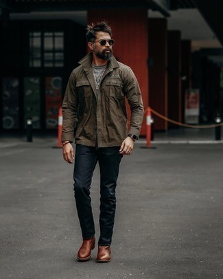 Dunkelbraune Shirtjacke kombinieren – 500+ Herren Outfits: Paaren Sie eine dunkelbraune Shirtjacke mit dunkelblauen Jeans, um einen lockeren, aber dennoch stylischen Look zu erhalten. Schalten Sie Ihren Kleidungsbestienmodus an und machen braunen Chelsea Boots aus Leder zu Ihrer Schuhwerkwahl.