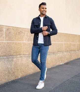 Dunkelblaue Shirtjacke kombinieren – 500+ Frühling Herren Outfits: Kombinieren Sie eine dunkelblaue Shirtjacke mit blauen Jeans für ein Alltagsoutfit, das Charakter und Persönlichkeit ausstrahlt. Fühlen Sie sich mutig? Ergänzen Sie Ihr Outfit mit weißen Leder niedrigen Sneakers. Ein schöner Frühlings-Look.