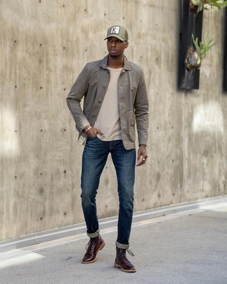 Welche Jeans mit dunkelgrauer Shirtjacke zu tragen – 61 Smart-Casual Herren Outfits: Kombinieren Sie eine dunkelgraue Shirtjacke mit Jeans für ein bequemes Outfit, das außerdem gut zusammen passt. Ergänzen Sie Ihr Look mit einer dunkelroten Lederfreizeitstiefeln.