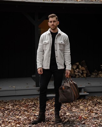 Weiße Jacke kombinieren – 432 Smart-Casual Herren Outfits: Kombinieren Sie eine weiße Jacke mit schwarzen Jeans für ein Alltagsoutfit, das Charakter und Persönlichkeit ausstrahlt. Wählen Sie eine dunkelbraune Wildlederfreizeitstiefel, um Ihr Modebewusstsein zu zeigen.